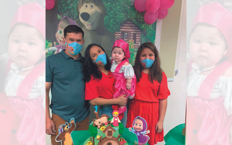 A bebê Alícia com a família no hospital: festa de um ano foi organizada por funcionárias da unidade hospitalar (Foto: Acervo de família)