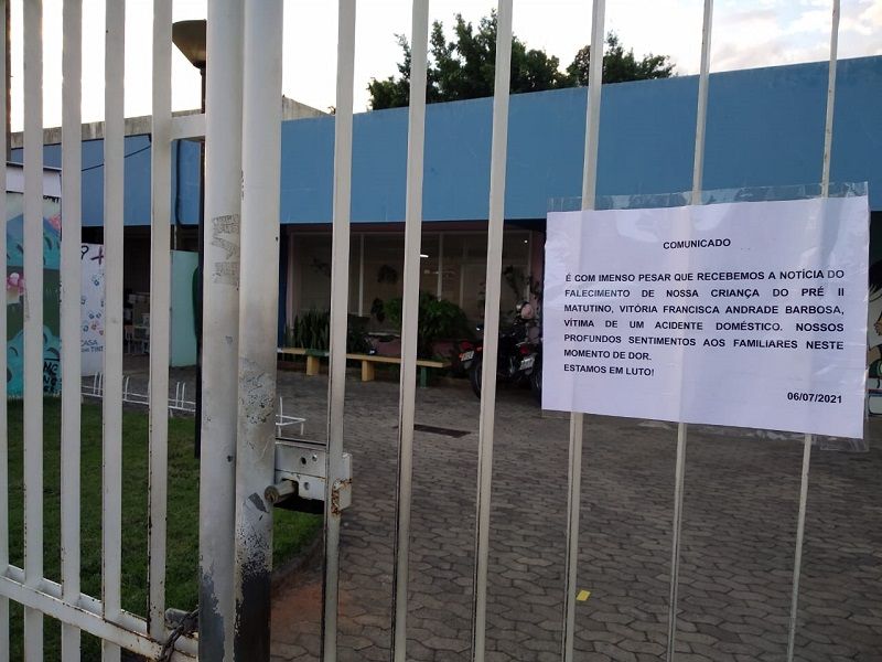 A escola onde a menina estudava colocou cartaz no portão lamentando a tragédia (Foto: Alessandro de Paula)