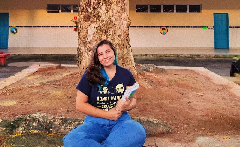 A estudante Vitória Altair Andreatta, 21 anos, é estagiária há quase dois anos em escola municipal (Foto: Divulgação)