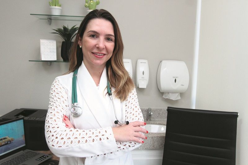 A médica alergista Karla Delevedove diz que a alergia à água é controlada com antialérgico (Foto: Antonio Moreira/AT)