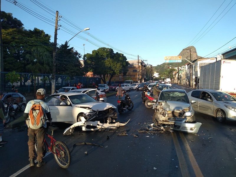 Acidente envolvendo três carros em frente ao Horto de Maruípe, em Vitória. (Foto: Fábio Nunes/AT)