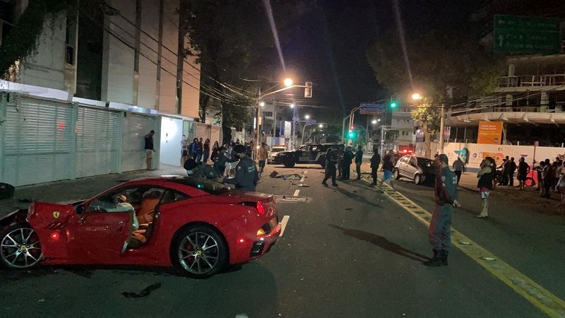 Ferrari teve a frente destruída após acidente em Jardim da Penha, Vitória. (Foto: Redes sociais)