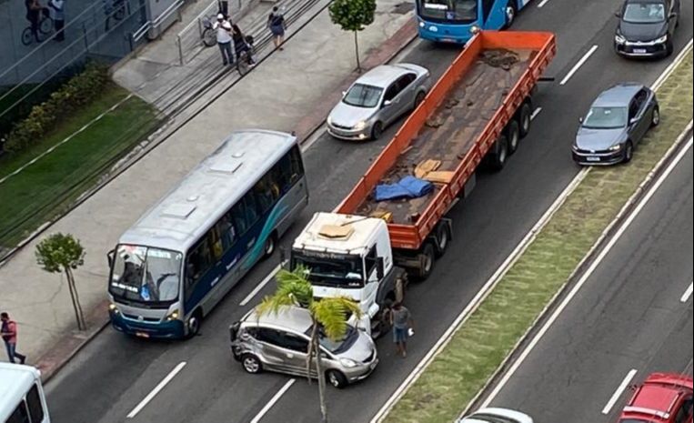 Carro de passeio e carreta colidiram na Reta da Penha (Foto: André Hees)