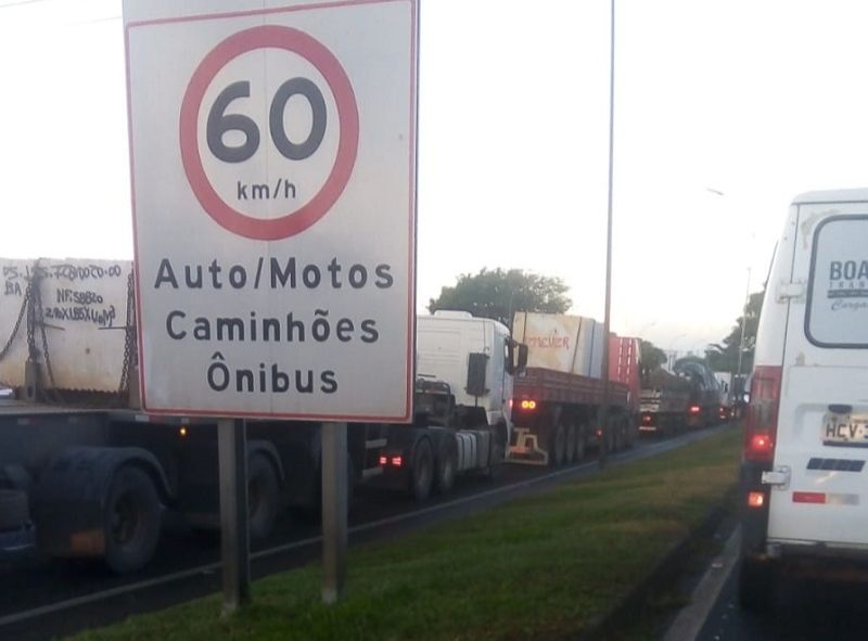 Acidente entre carretas causou congestionamento na BR-101, em Carapina. (Foto: Internauta)