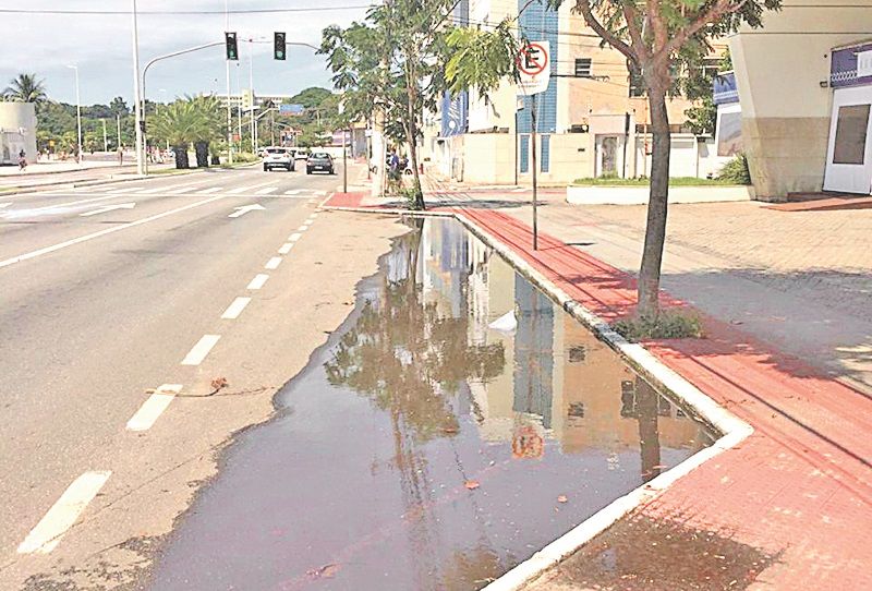 Água parada após a chuva chega a ficar vários dias no local, sem escoar. (Foto: Giovanni Albino)