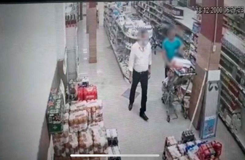 Acusado (de camisa branca) de aplicar golpes em comerciantes no Estado é preso no Rio (Foto: Reprodução/Vídeo)