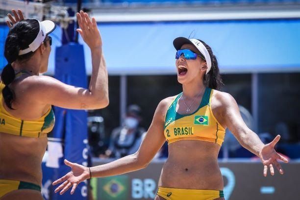 Agatha (de costas) e Duda, dupla de vôlei de praia que representa o Brasil nas Olimpíadas (Foto: Wander Roberto/COB)