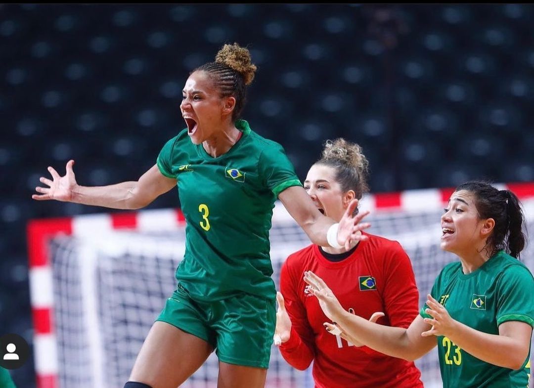 Alexandra Nascimento fez seis gols na estreia do handebol. (Foto: Divulgação / Instagram @alepato03)