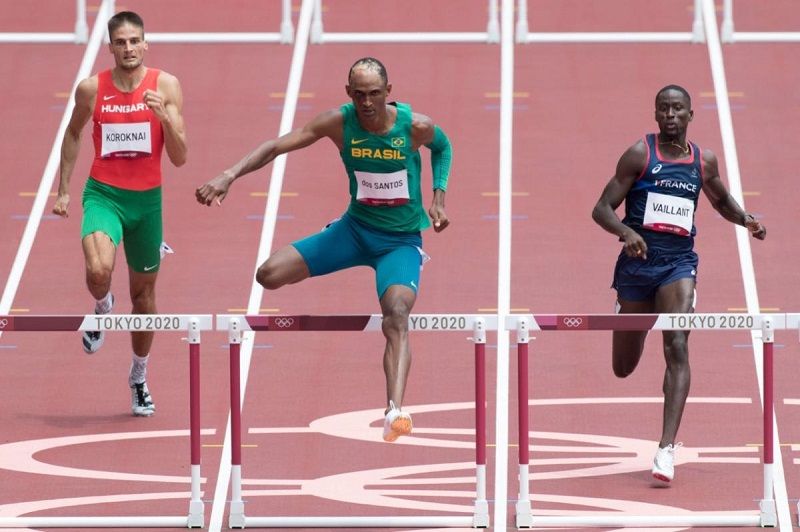 Alison dos Santos garantiu vaga nas semifinais dos 400 m com barreira (Foto: Julio Cesar Guimarães/COB)