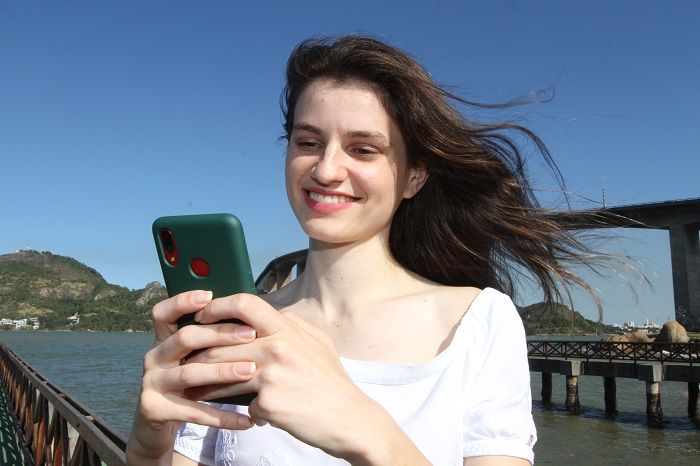 A modelo Ana Paula Lopes, 22 anos, fica até seis horas por dia no celular. “Mas sei os momentos de parar”, afirma (Foto: Kadidja Fernandes/AT)