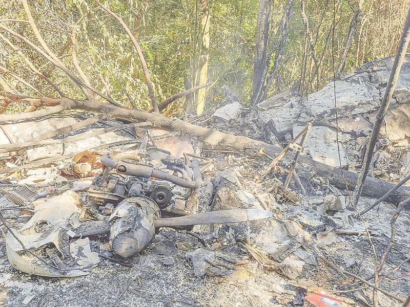 Destroços do avião, que explodiu após sofrer uma pane em Guarapari (Foto: Roberta Bourguignon)