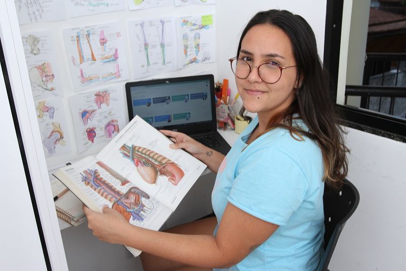 A estudante de Enfermagem Byanca Silveira, 20, ingressou na Ufes já no ensino remoto (Foto: Beto Morais/ AT)