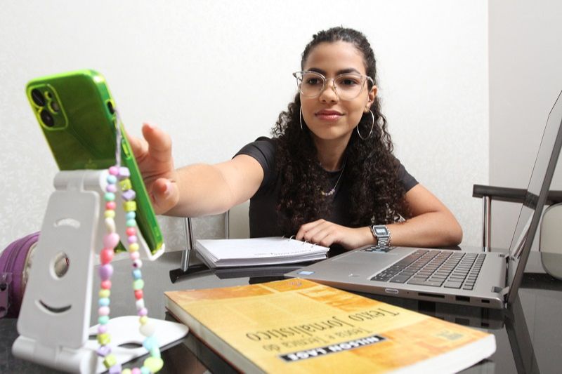 A universitária Melissa Daltio disse que sente falta da presença física dos professores no processo de ensino (Foto: Beto Morais/ AT)