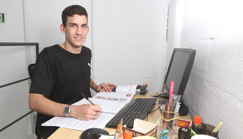 Arthur Moschen, de 22 anos, vai disputar vaga em Publicidade e Propaganda na Ufes. “Estou com esperança” (Foto: Leonardo Bicalho / AT)