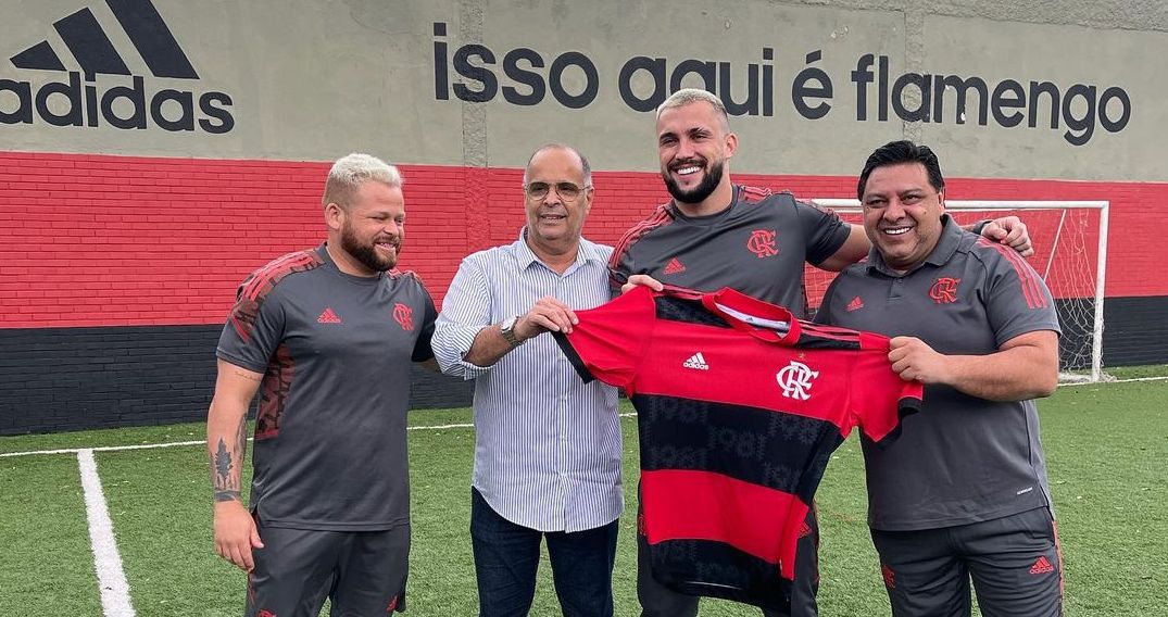 Arthur Picoli posa com dirigentes do Flamengo (Foto: Reprodução / Instagram)