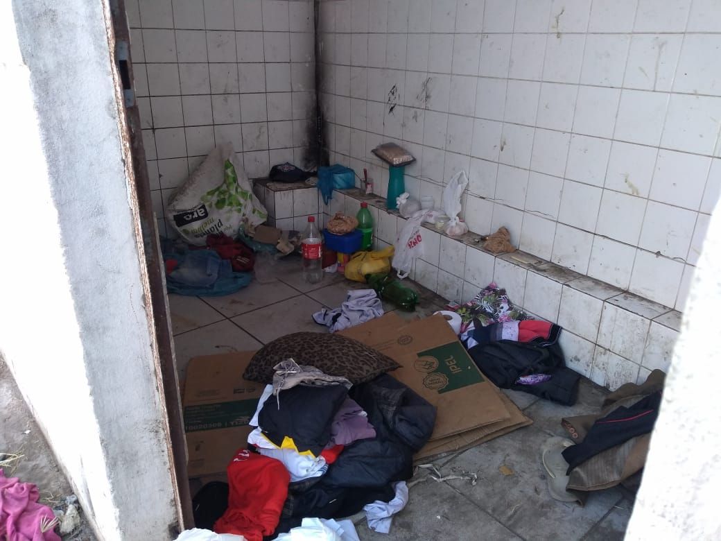 Vítima estava em cômodo que pertence a empresa (Foto: Fábio Nunes)