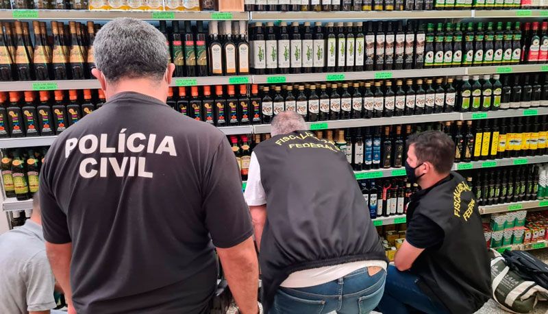 Fiscalização nas marcas de azeites (Foto: Divulgação / PCES)