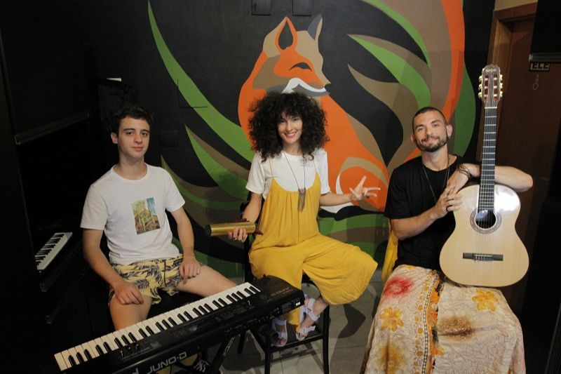 O trio Chorou Bebel surgiu em 2018 a partir da ideia de reinterpretar clássicos e expoentes recentes da música brasileira. (Foto: Fábio Nunes/Divulgação)