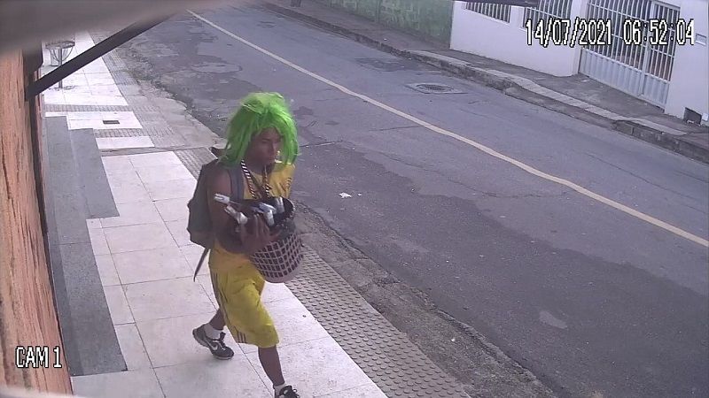Um dos criminosos, que estava vestido de palhaço, foi preso, conseguiu fugir da delegacia, mas foi alcançado pelos policiais militares (Foto: Reprodução)