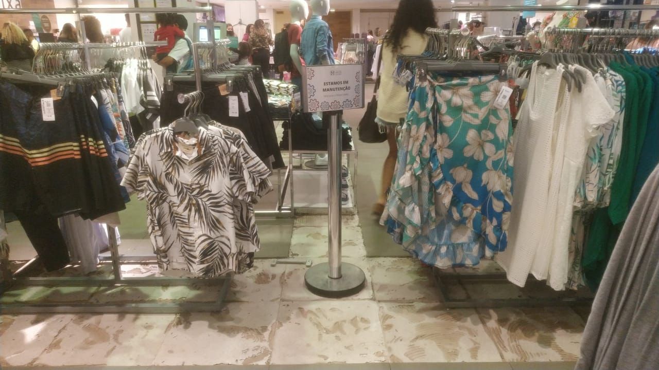 Barulho do piso estufando gerou correria na em loja em shopping da Serra (Foto: Reprodução)