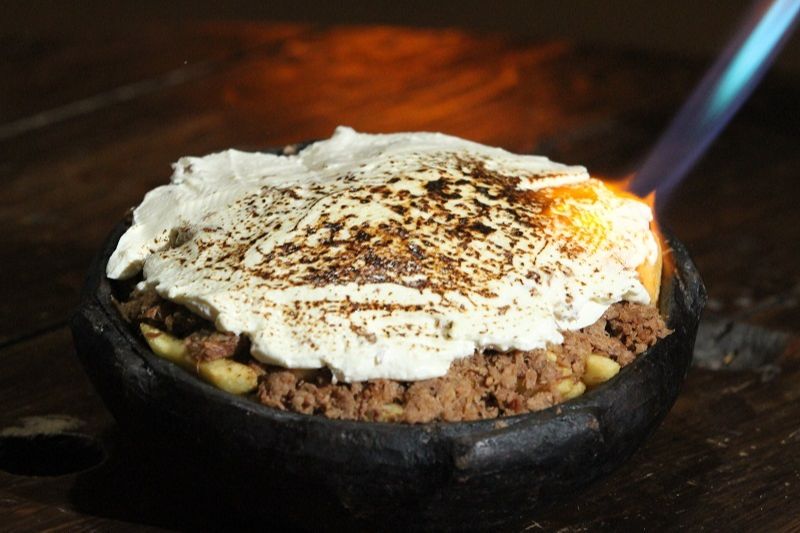 Black cheese (batata frita crocante, peito bovino desfiado e, por cima, cream cheese gratinado na hora) do Black Jack e Petiscaria, na Praia das Gaivotas. Presencial. Inf.: 99281-2676. (Foto: Beto Morais/AT)