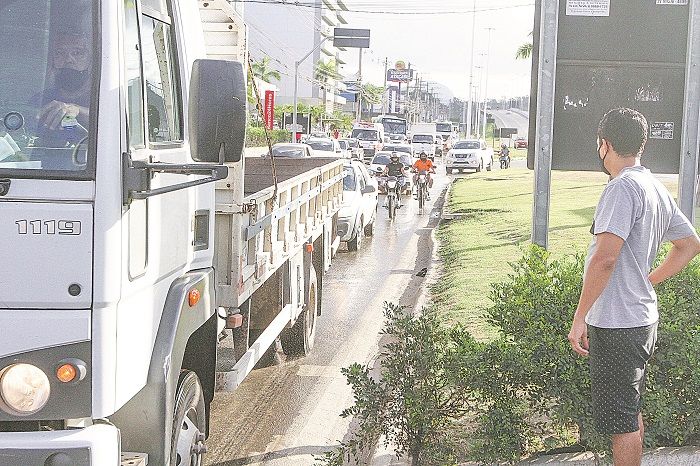 Engarrafamento na BR-262 em frente ao shopping Moxuara, em Campo Grande: transtorno para a populaçã0 (Foto: Antônio Moreira/AT)