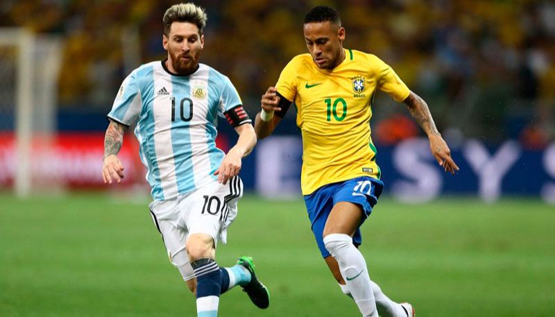 Messi e Neymar no último duelo entre os dois nas seleções (Foto: Lucas Figueiredo / CBF)