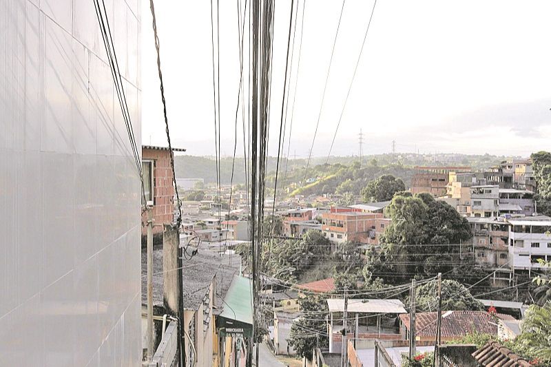 Taxa de iluminação nas alturas no bairro Oriente, em Cariacica. (Foto: Fábio Nunes/AT)