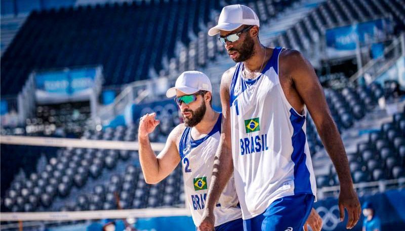 Bruno e Evandro conseguiram a segunda vitória em Tóquio (Foto: Divulgação / FIVB)
