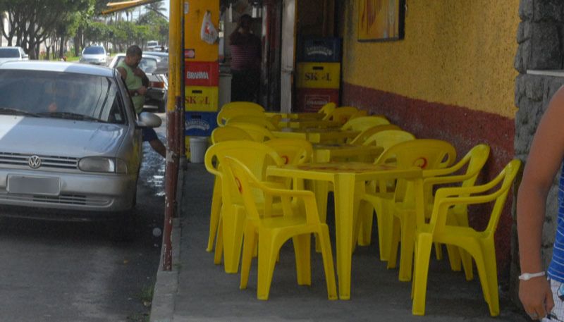 Instalação de mesas e cadeiras deverá respeitar passagem para pedestres (Foto: Kadidja Fernandes / Arquivo AT)