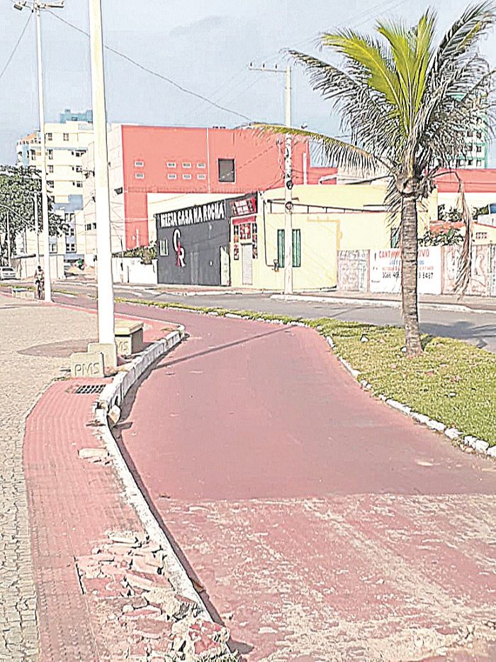 Piso danificado no calçadão da orla de Jacaraípe atrapalha caminhadas (Foto: Regina de Souza Aragão Conceição)