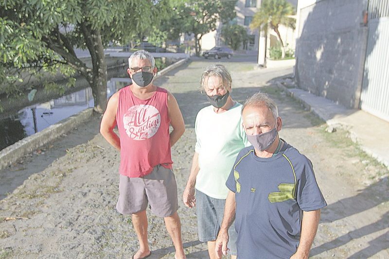 Moradores de Itapuã, em Vila Velha, José Carlos, José Luiz e Toninho reivindicam melhorias no canal da Costa (Foto: Antonio Moreira/AT)
