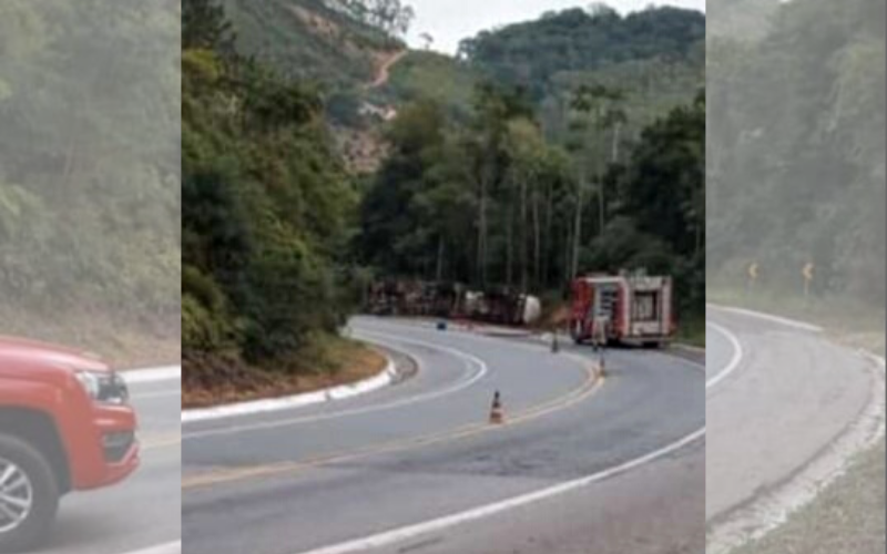 Carreta tombou no km 64 da BR-262, em Marechal Floriano. (Foto: Internauta)