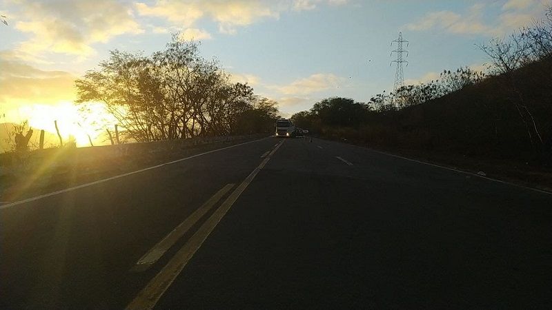Trecho interditado após tombamento de carreta na BR-259, em Baixo Guandu. (Foto: Divulgação/PRF)