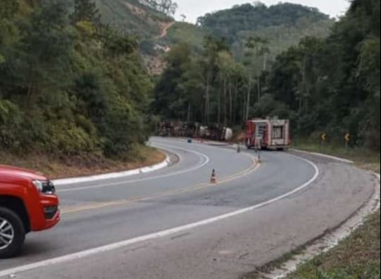 Carreta tombou no km 64 da BR-262, em Marechal Floriano. (Foto: Internauta)