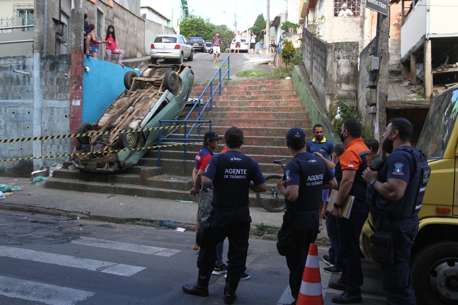 Carro capotado em escadaria no bairro Cruzeiro do Sul em Cariacica (Foto: Antonio Moreira/AT)