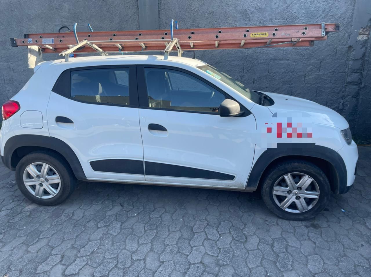 Carro da empresa que era usado para praticar o crime (Foto: Divulgação/Polícia Militar)