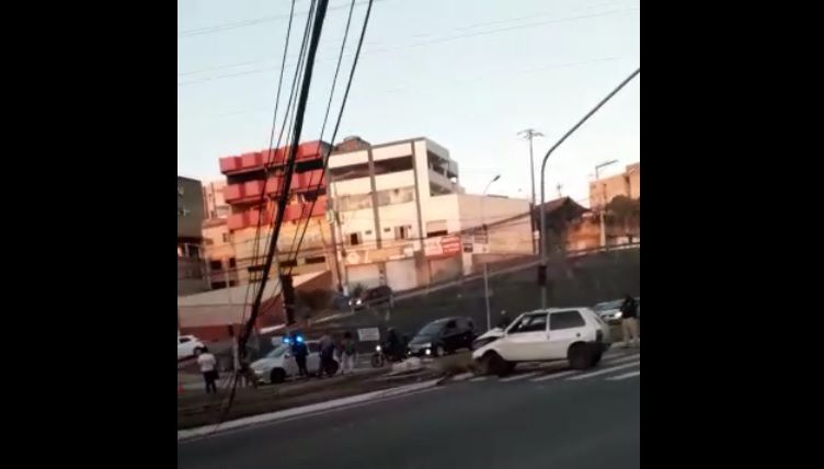 Fiat Uno branco derrubou um poste e fios ficaram atravessados na BR-262, em Alto Lage. (Foto: Reprodução vídeo/ Internauta)