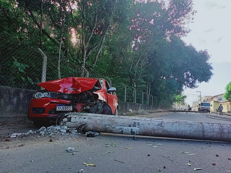 Carro derruba postes em Jacaraípe (Foto: Rayssa Bringhenti)