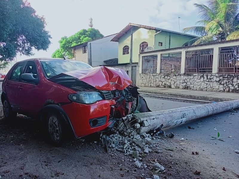Carro derruba postes em Jacaraípe (Foto: Rayssa Bringhenti)