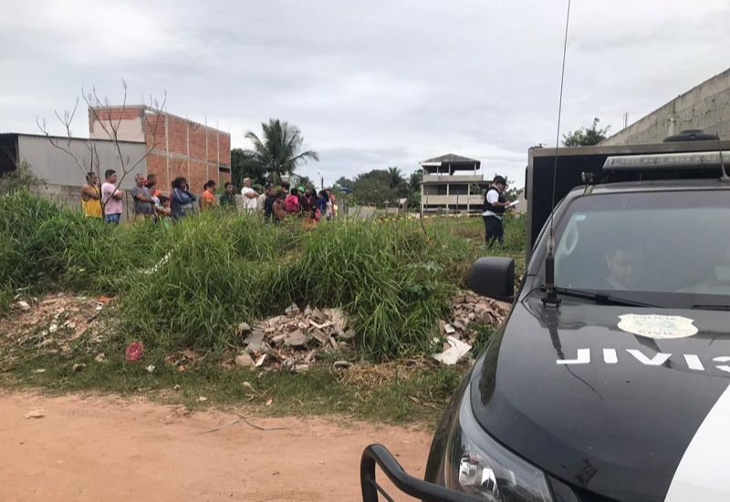 Eles ainda estavam com cachimbos nas mãos, indicando que fumavam no momento em que foram baleados (Foto: Manoela Machado/ TV Tribuna)
