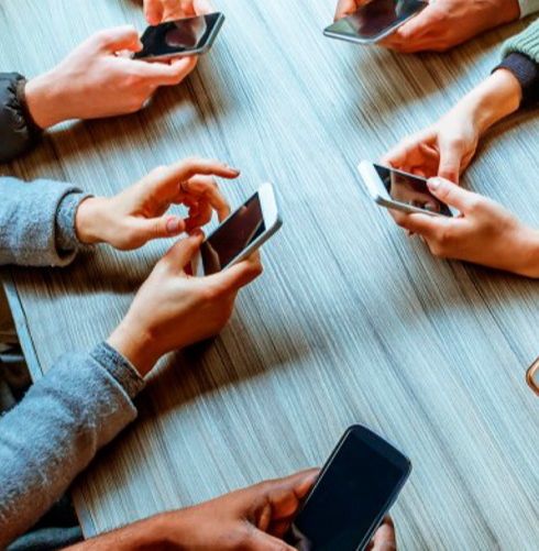 Jovens no celular: riscos (Foto: Divulgação)