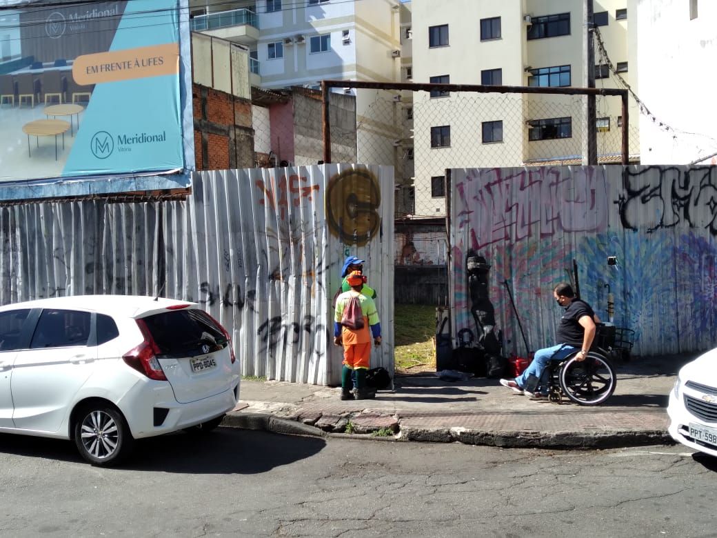 Vídeos mostram ratos gigantes passando no meio das pessoas na Rua da Lama