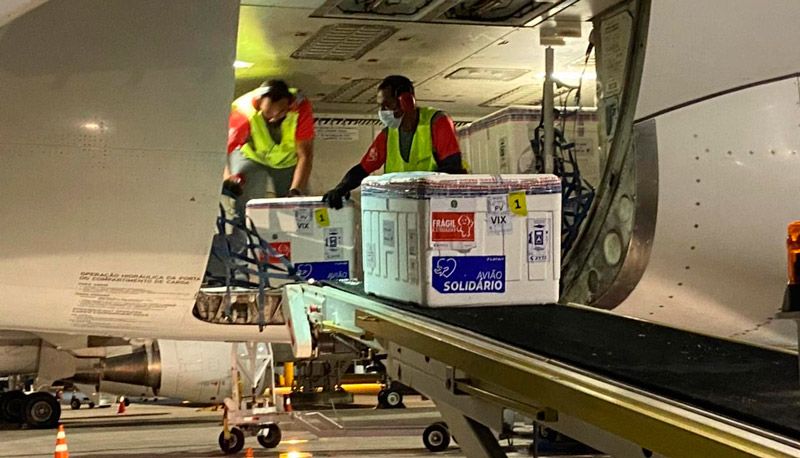 Vacinas da AstraZeneca e Coronavac chegaram ao Estado na manhã desta terça (Foto: Divulgação / SESA-ES)