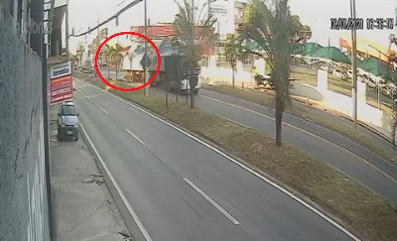 O acidente fatal envolvendo uma carreta deixou um ciclista morto (Foto: Reprodução)