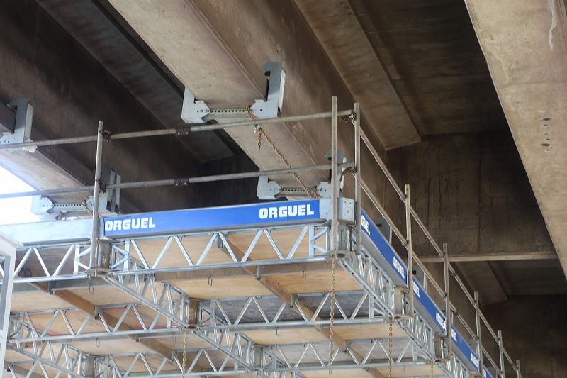 Parte das estruturas metálicas sendo fixada na Terceira Ponte (Foto: Divulgação/Governo do Estado)