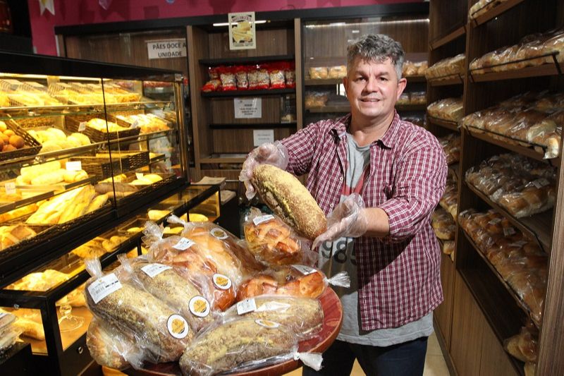 Ivan Luis de Oliveira, gerente de padaria, mostra “pãozinho da vovó”, com massa caseira de fermentação natural (Foto: Beto Morais/ AT)