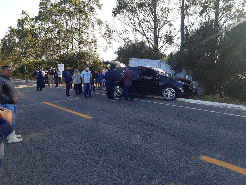 Carro em que estavam o secretário e o prefeito ficou destruído (Foto: Kennedy em Dia)