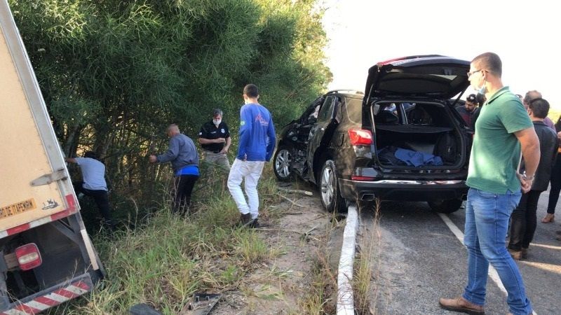 Secretário da Segurança, coronel Ramalho aparece ao fundo, de camisa preta e calça clara (Foto: Kennedy em Dia)