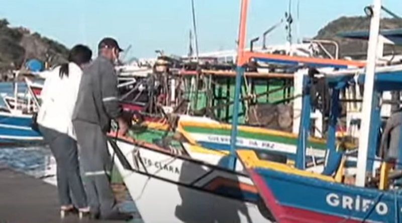 A suspeita é que ele tenha se desequilibrado, batido a cabeça no barco e caído na água (Foto: Reprodução/ TV Tribuna)